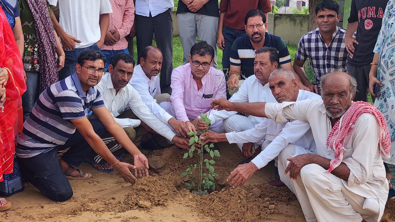 वृक्षारोपण करते हुए